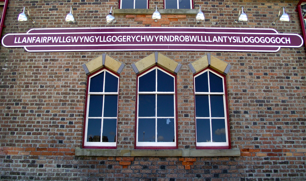 Группа с длинным названием. Город Llanfairpwllgwyngyllgogerychwyrndrobwlll lantysiliogogogoch. Самое длинное название в Уэльсе деревни Уэльсе. Самое длинное название города. Самое длинное название города в Уэльсе.